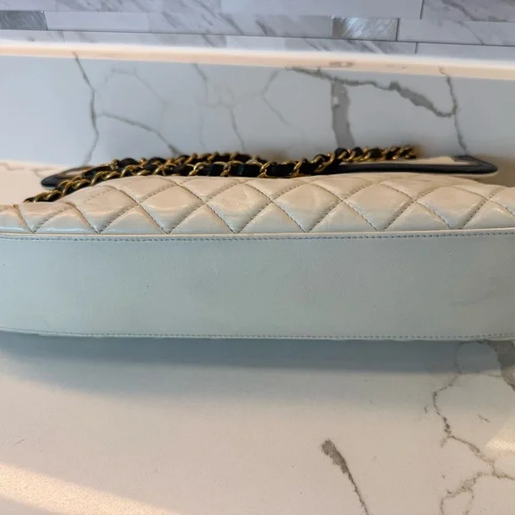 CHANEL Quilted Lambskin White Bag - Picture 7 of 17